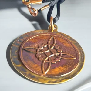 Colgante de cobre nudo de bruja