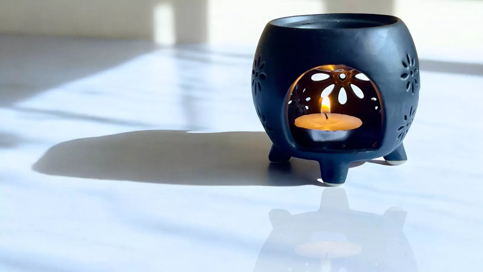 Difusor de Aromas para Velas de Cerámica con Diseño de Flores Negro por detras