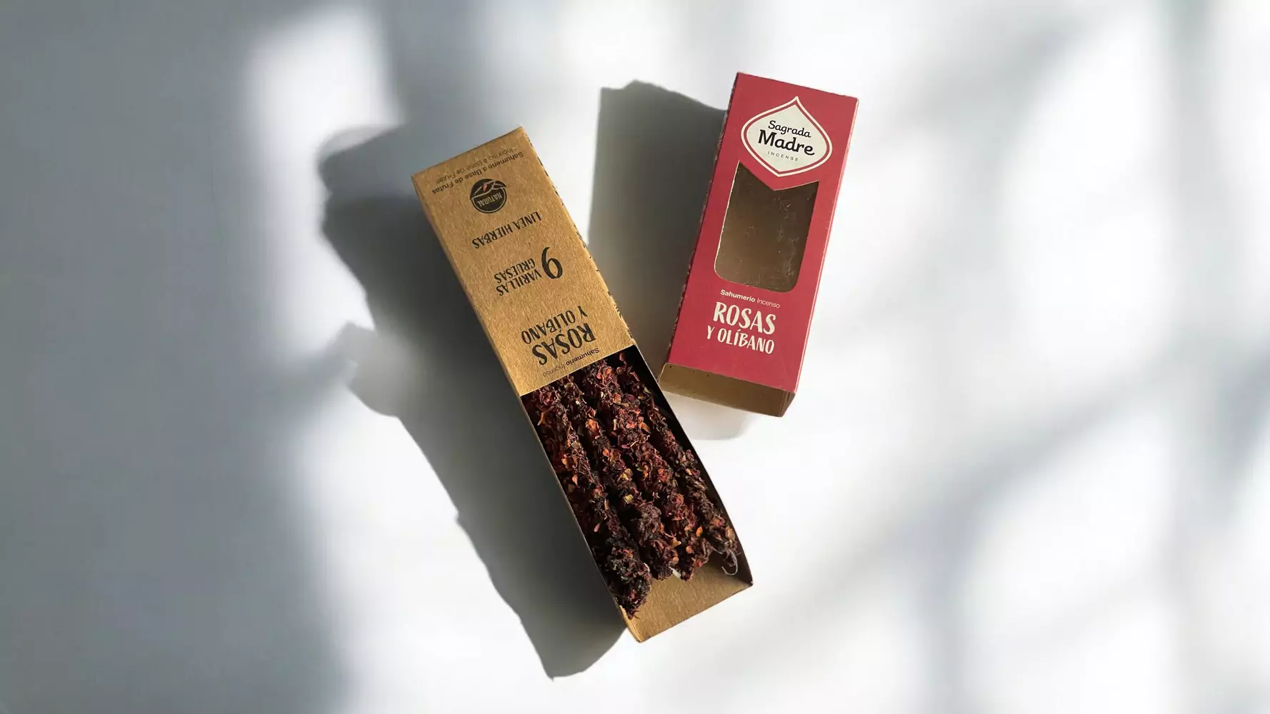 Incienso Natural Sagrada Madre de Rosas y Olíbano para el Amor caja abierta