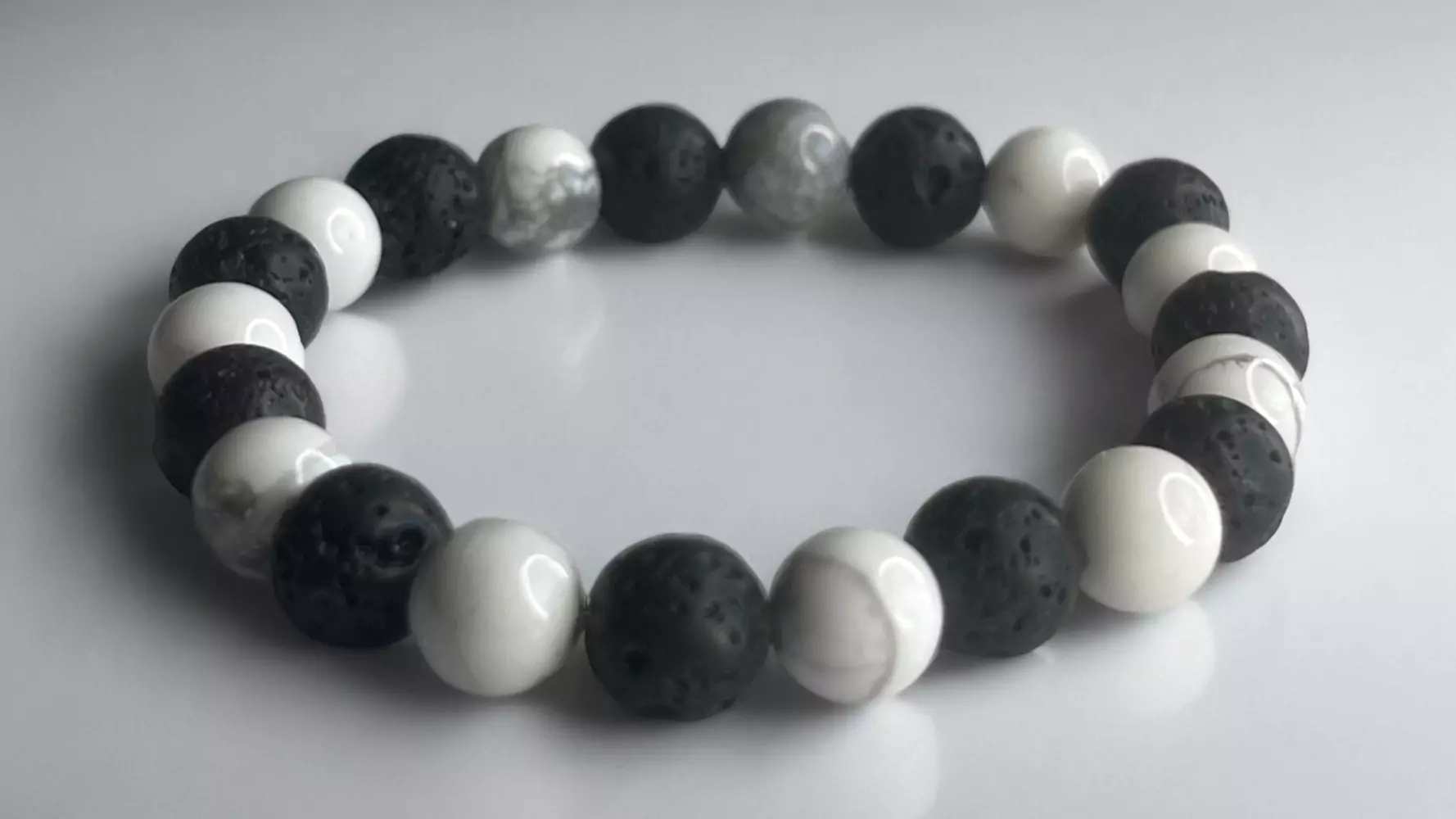 Pulsera de Piedra Volcánica y Howlita: Equilibrio y Energía Natural