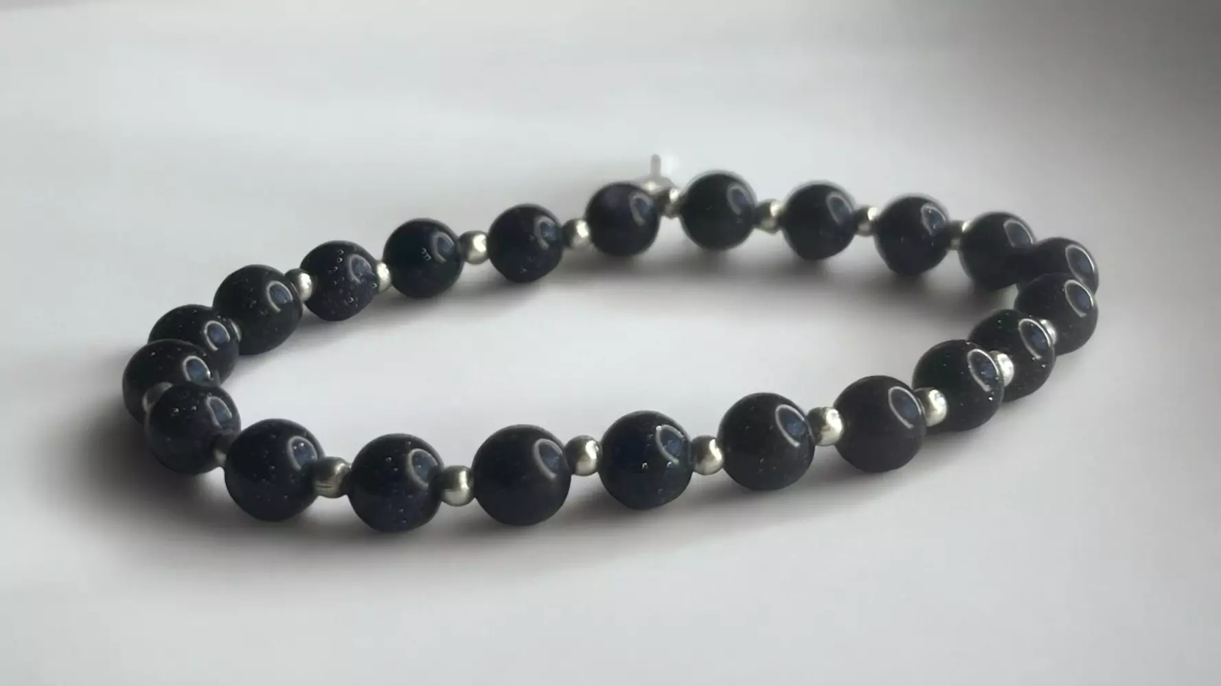Pulsera de Lluvia de Estrellas y Perla Metálica: Elegancia Mística con un Toque Moderno